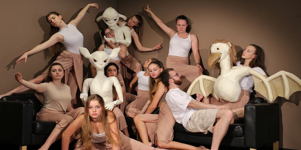 12 Jugendliche der Dido Dance Company tanzen mit lebensgroßen Figuren