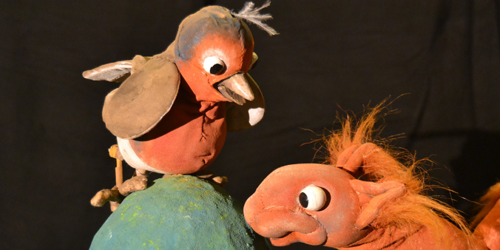Ein Küken und ein Fisch als Puppenspielfigur