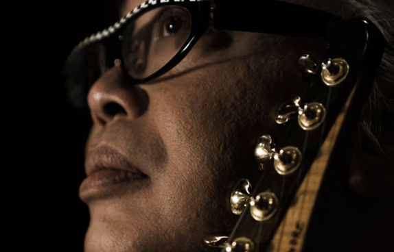 Portrait des Künstlers vor schwarzem Hintergrund