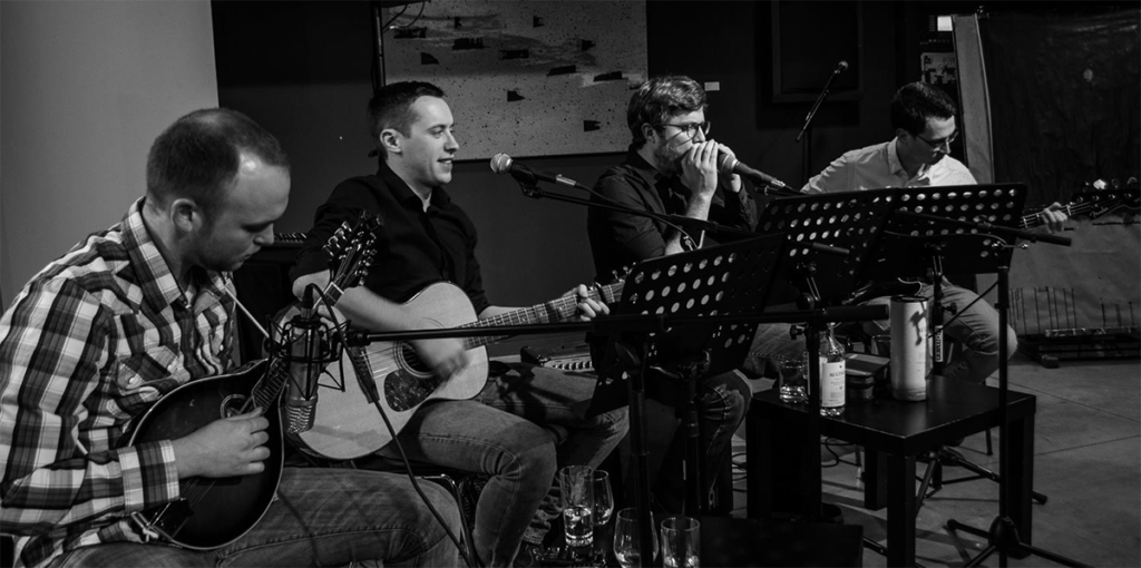 Die Musiker der Band Whiskey Anchor an ihren Instrumenten