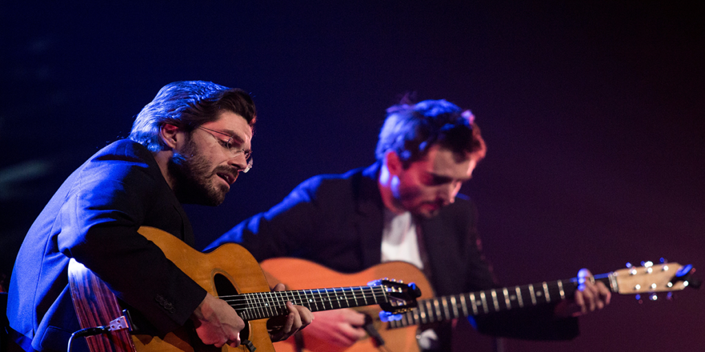 Die Musiker Joscho Stephan und Sven Jungbeck an der Gitarre.
