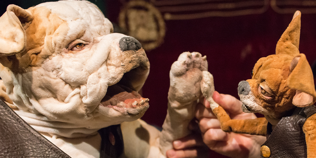 Eine Figurentheaterpuppe in Form eines Hundes.