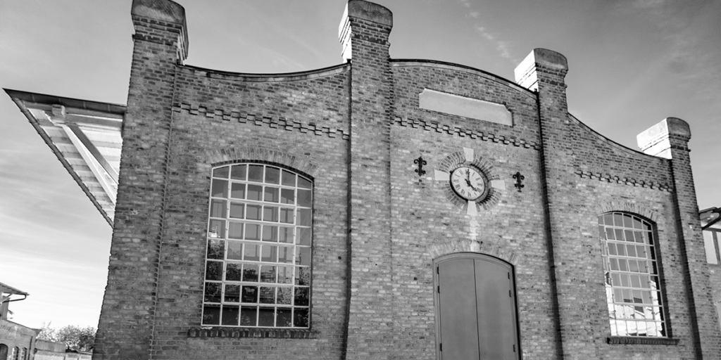 Alter Schlachthof in schwarz weiß vor seiner Renovierung