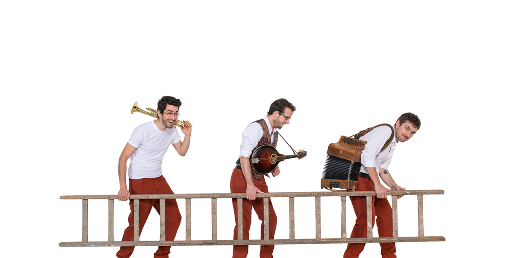 Die drei Musiker des EKKO Trios mit ihren Instrumenten auf der Schulter. Sie tragen gemeinsam eine Leiter.und einer Leiter