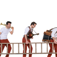 Die drei Musiker des EKKO Trios mit ihren Instrumenten auf der Schulter. Sie tragen gemeinsam eine Leiter.und einer Leiter