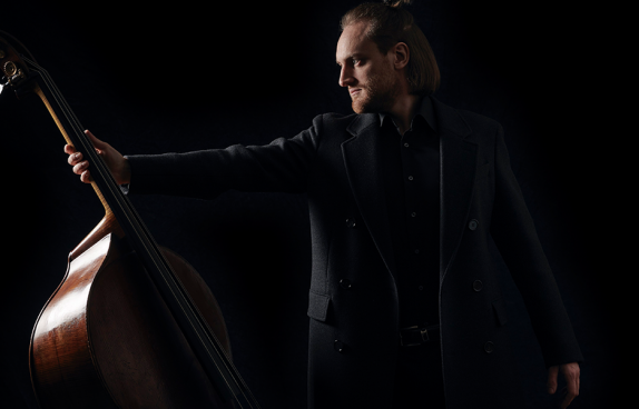 Adrien Tyberghein am Kontrabass