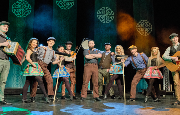 Tänzer und Musiker auf der Bühne