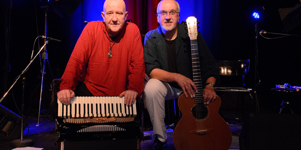 Die beiden Künstler mit ihren Instrumenten Akkordeon und Gitarre