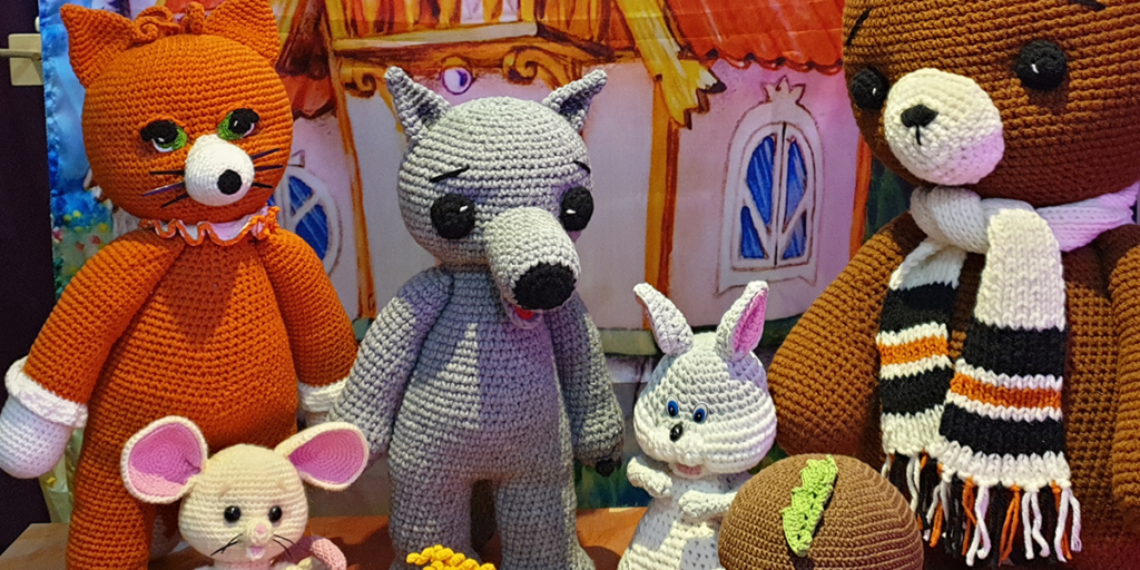 Gestrickte Stofftiere und ihr Häusschen