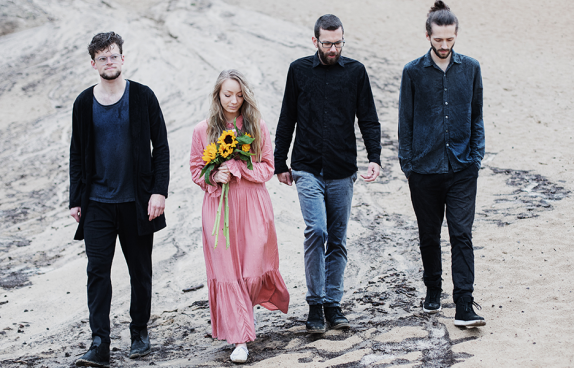 Vier Musiker am Strand