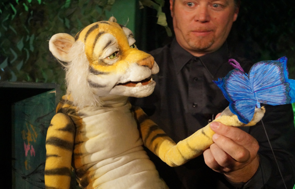 Ein Tiger aus Plüsch und ein Schauspieler