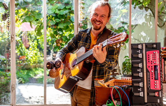 Künstler mit Gitarre