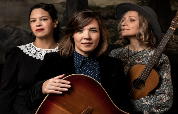 Drei Musikerinnen mit Gitarre und Tenorgitarre
