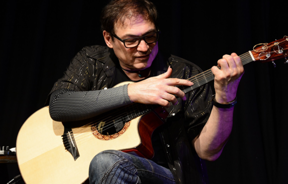 Der Gitarrist Don Alder bei einem Auftritt