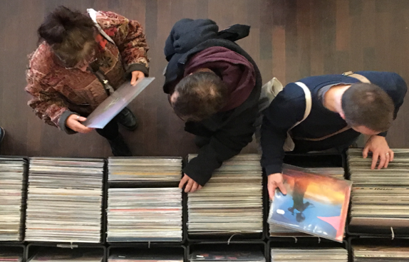 Menschen stöbern bei der Schallplattenbörse