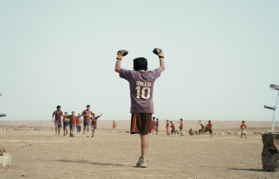 Fussballspieler von hinten, Bild aus dem Film Bagdad Messi