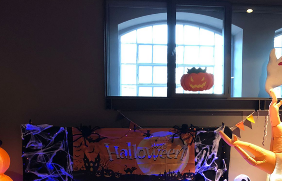 Die Halle im Schlachthof mit Halloweendekoration wie einem lachenden Kürbis....