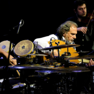 Rabih Abou-Khalil bei einem Auftritt mit seinem Schlagzeuger und seinem Geiger