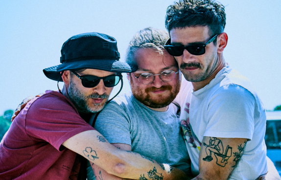 Bandfoto der drei Musiker von IT IT ANITA