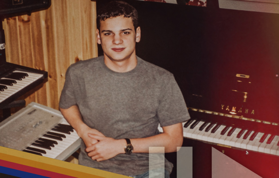 Das Coverbild der neuen Single Piano und ein Lied mit einem Porträt von Andy Houscheid