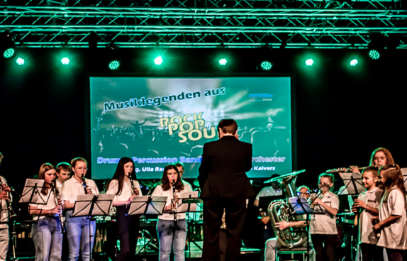 Drum & Percussion Band auf der Bühne mit Dirigentin Ulla Rauw