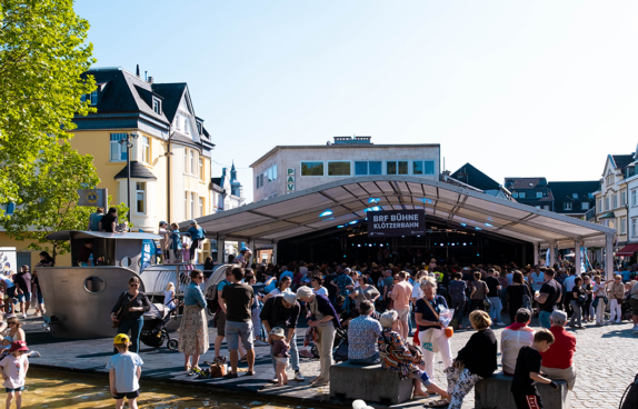 Stimmung auf dem Eupen Musik Marathon, Publikum vor Bühne auf der Klötzerbahn
