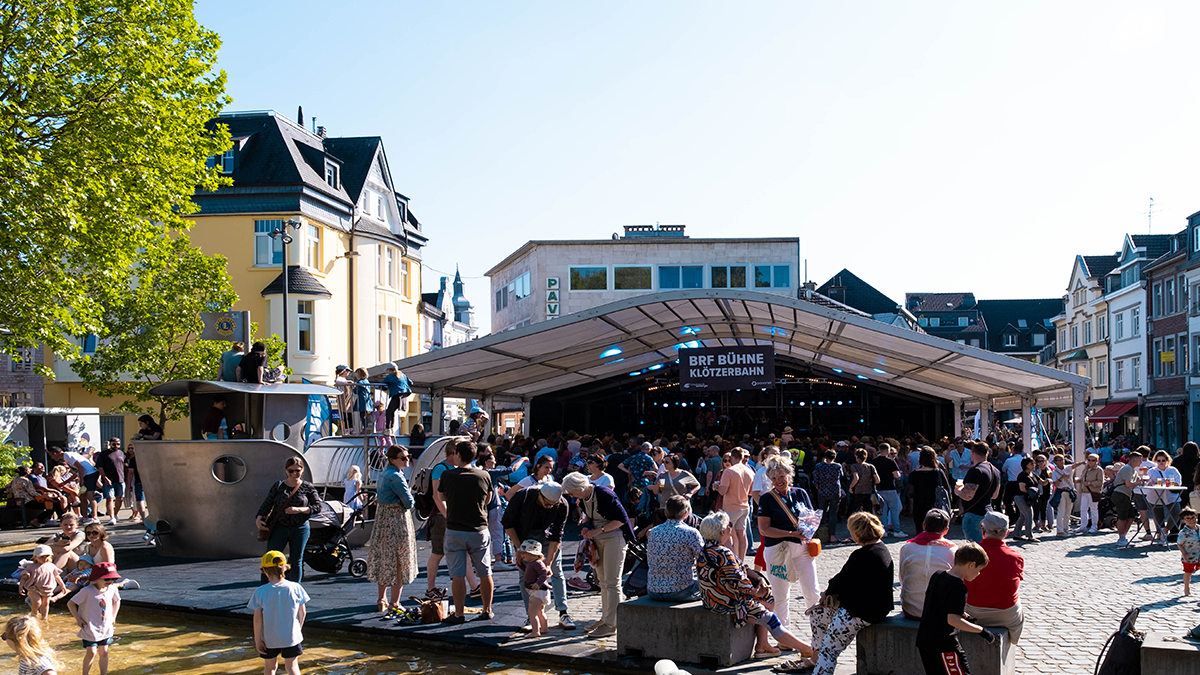 Stimmung auf dem Eupen Musik Marathon, Publikum vor Bühne auf der Klötzerbahn