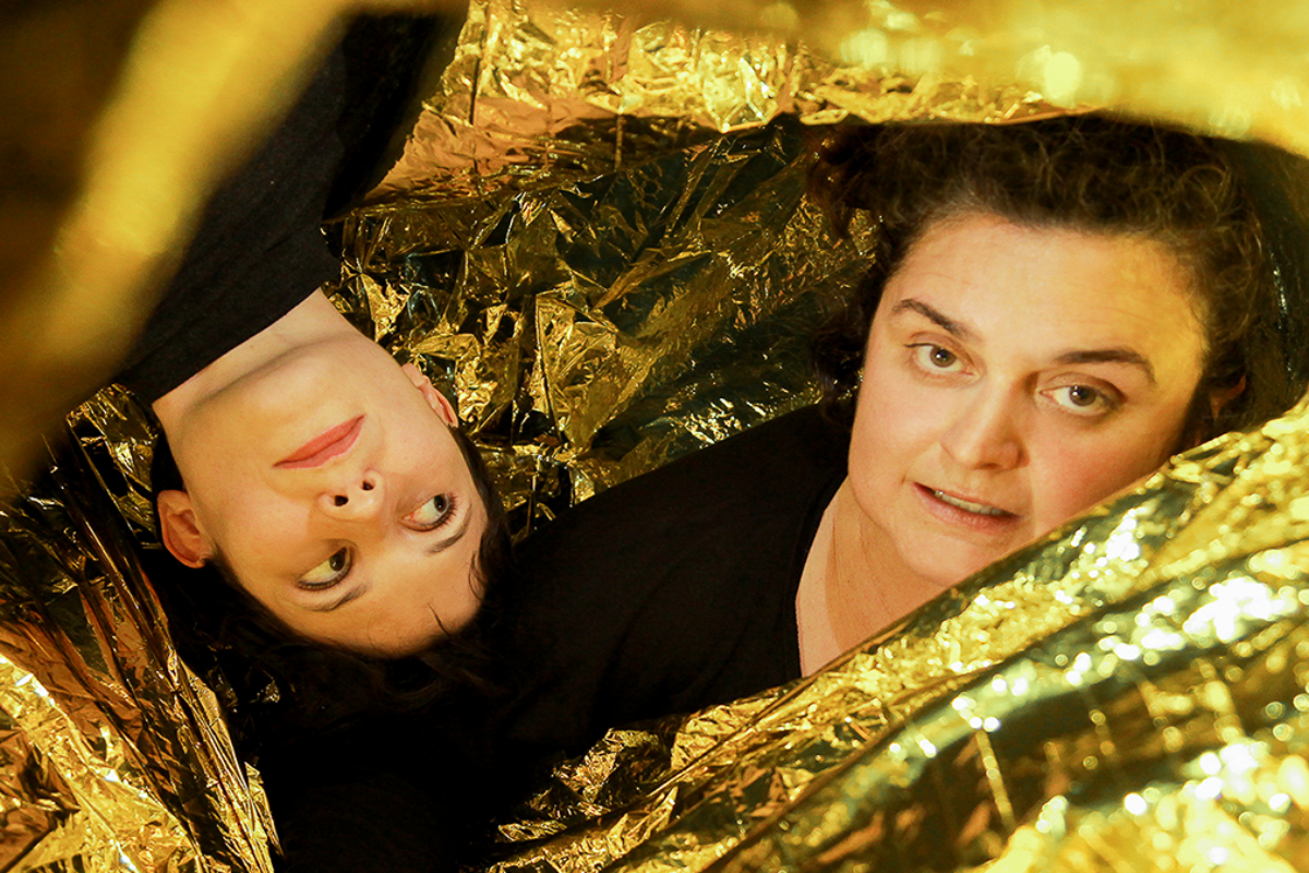 Zwei Schauspieler in goldenem Papier