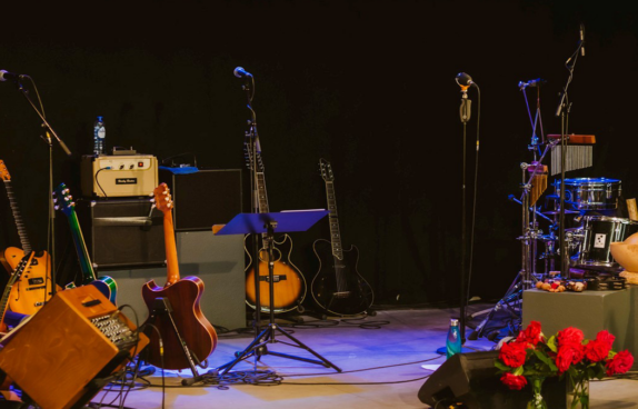 EIne Bühne mit Gitarren