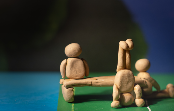 Drei Figuren aus Knete auf der Bühne