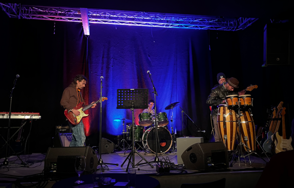 Foto von Musikern auf der Bühne