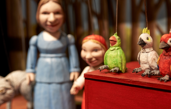 Foto von den Figuren "Polly und ihre Papageien"