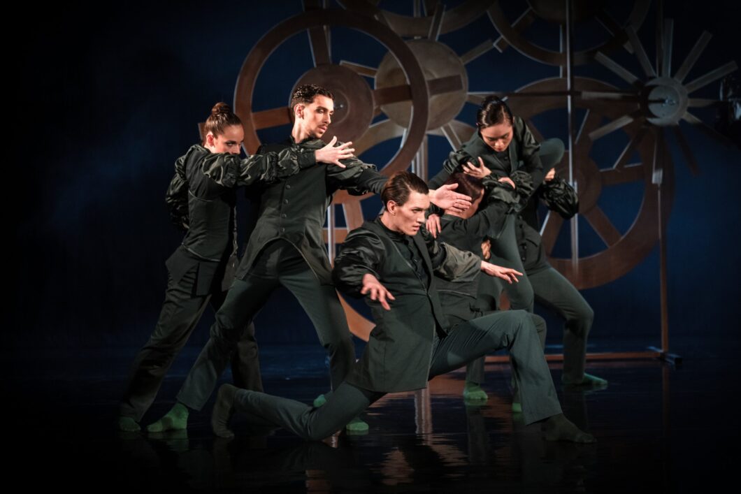 Harztheater
Da Vincis Magie
Tanzstück von Tarek Assam
Musik von Patrick Schimanski
Premiere: 15.02.2025, 19:30 Uhr, Großes Haus Halberstadt
Hinter den Kulissen
Choreographie Tarek Assam
Assistenz Alessia Ricci
Ausstattung Annett Hunger
Video Kay Lautenbach
Musik Patrick Schimanski
Ensemble Tanz Harz
Alessia Ricci, Marianna Pavento, Caterina Cerolini,
Wanzehn Wang, Aurora Falsetti, Michele Carnimeo, Daniel Moret Chanzá,
Daniele Pio Esposito, Cristian Colatriano, Lukas Ziegele
Foto: Rolf K. Wegst