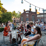 Foto von Menschen auf der Terrasse des Alten Schlachthofs