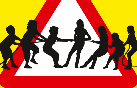 Kinder, die an einem Seil ziehen