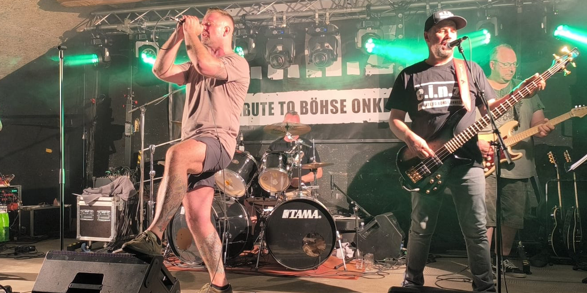 Bühnenfoto der Onkelz Coverband einz