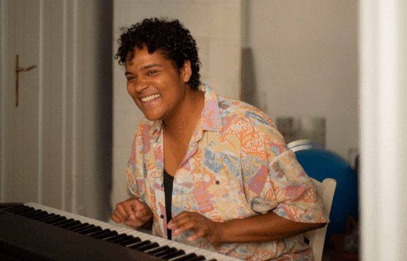 Musikerin King Josephine am Klavier