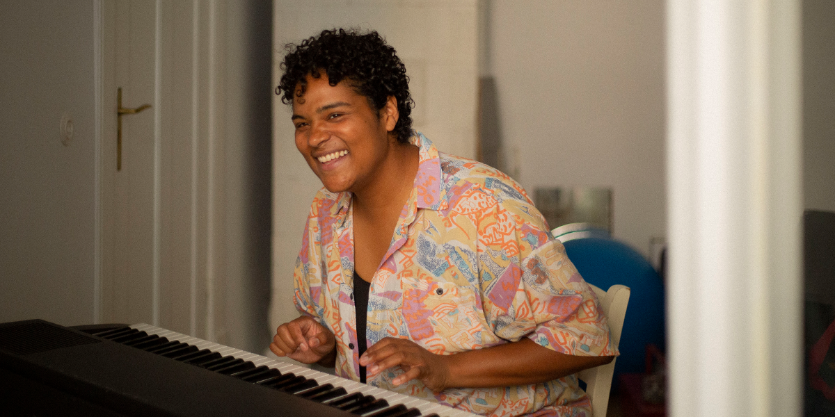 Musikerin King Josephine am Klavier