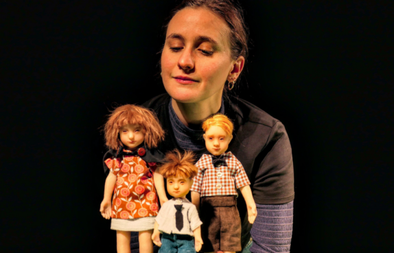 Das Foto zeigt die Schauspielerin des Fithe Stückes "Die besten Beerdigungen der Welt" und drei Figuren aus der Inszenierung.