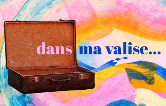 Grafik für das Irene K. und Olgia Biank Stück "mitgebracht". Zu sehen ist bunter Hintergrund. Vorne ist ein offener, brauner Koffer. Der Schriftzug lautet "dans ma valise";
