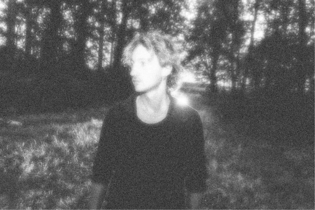 Foto des Sängers Max Forage. Er wird beim Konzert von Gros Coeur im Vorprogramm auftreten.