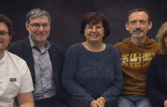 Foto des Ensembles des Akademietheaters der DG. Sie werden das Stück "Der Fährkrug" von Hermann Boßdorf vorführen.