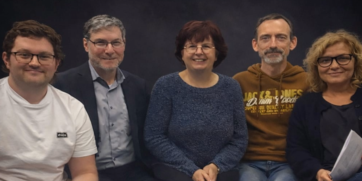 Foto des Ensembles des Akademietheaters der DG. Sie werden das Stück "Der Fährkrug" von Hermann Boßdorf vorführen.