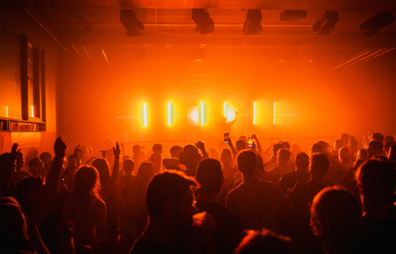 Bild von einer tanzenden Menschenmenge im Alten Schlachthof. Aufgenommen wurde es bei einer vorherigen Edition von Save the Rave.